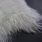 INS-XXL (11) Close-up of an ivory Icelandic sheepskin rug with long, thick wool fibres.